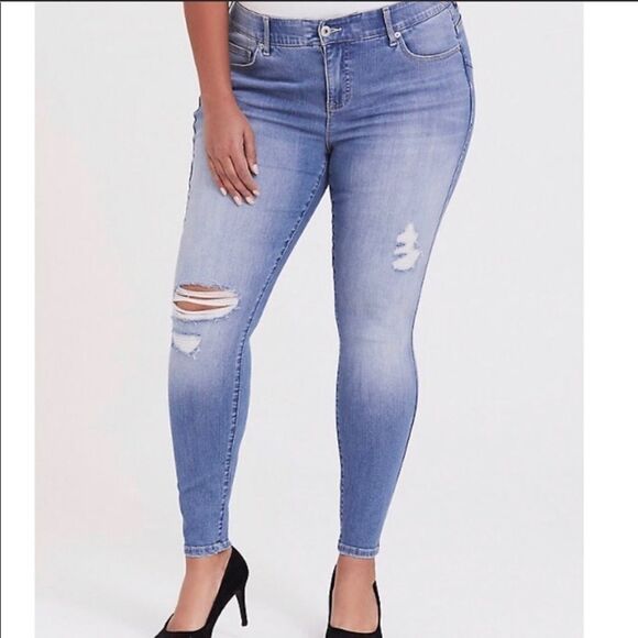 TORRID BOMBSHELL SKINNY JEANS- PREMIUM STRETCH‎ LIGHT WASH - Picture 1 of 7